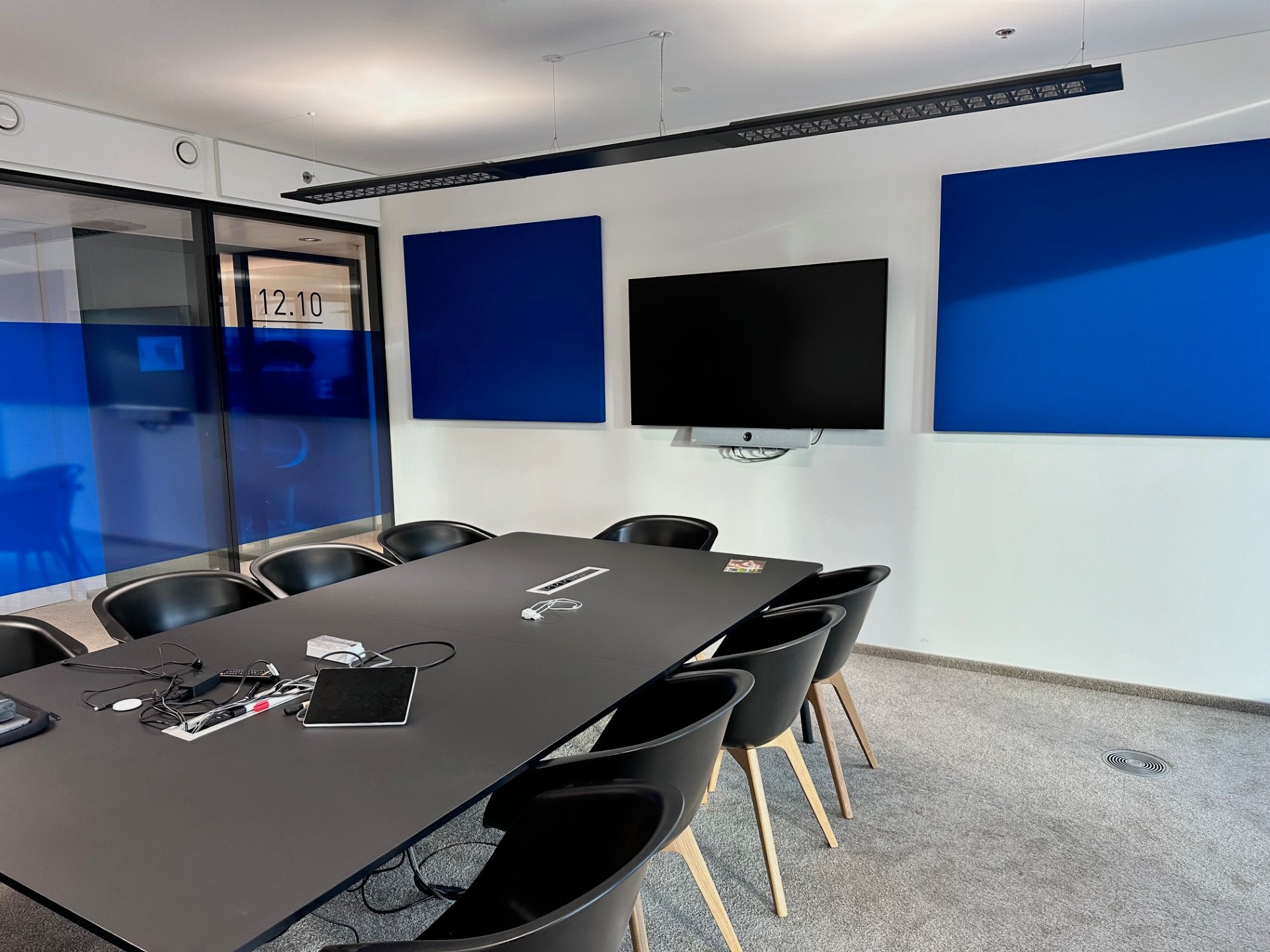 Blaue Wandabsorber im Besprechungsraum – Allianz Wien