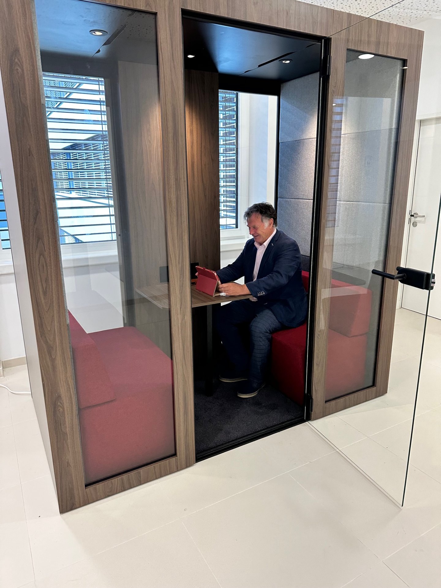 Meeting-Pod mit Sitzbereich – Universität Wien