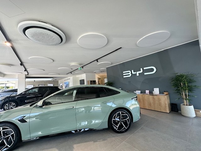 Runde Deckenabsorber im Autohaus-Schauraum – BYD