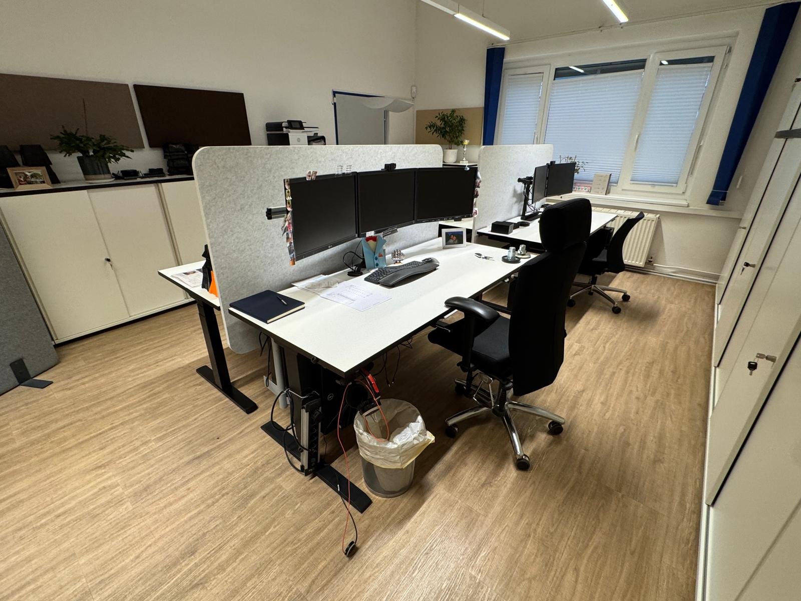 Tischabsorber an den Arbeitsplätzen – Firma Böck