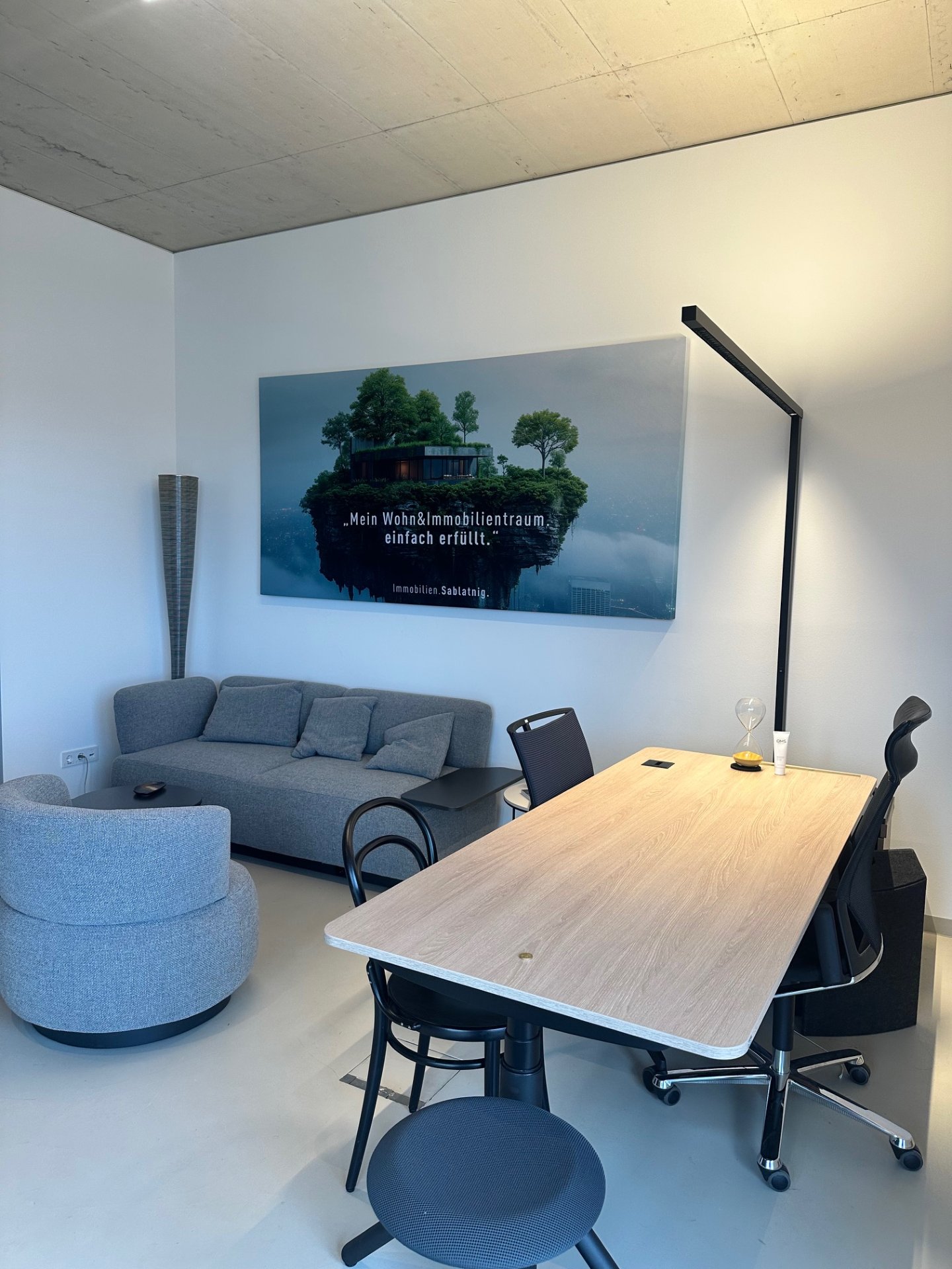 Großformatiger Motivabsorber im Beratungsraum – Immobilienbüro Graz