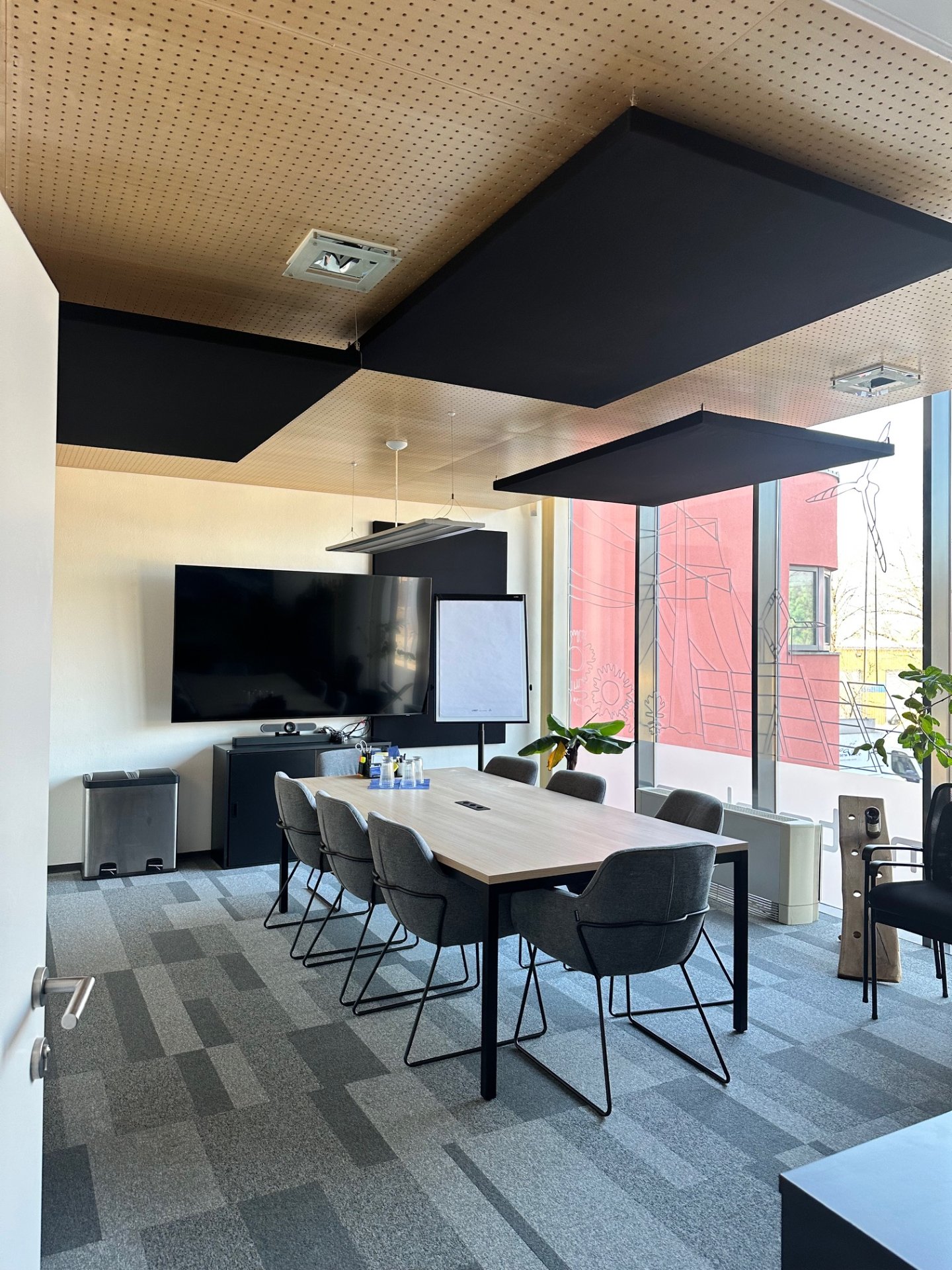 Schwarze Membranabsorber-Deckensegel im Besprechungsraum – Office BK