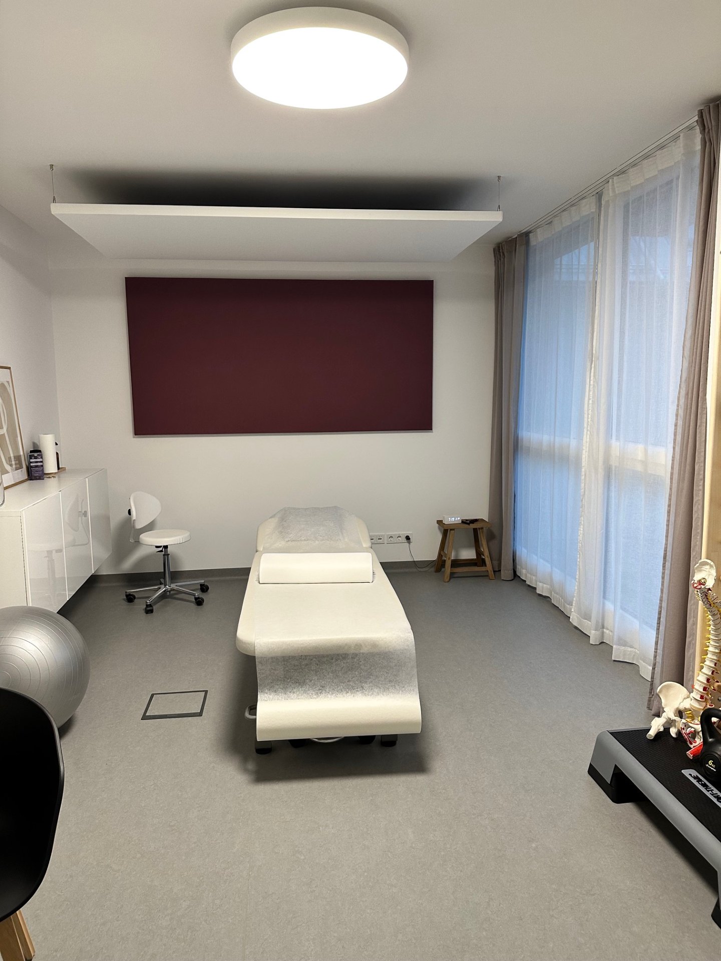 Deckensegel und Wandabsorber im Behandlungsraum – Physiotherapie Linz