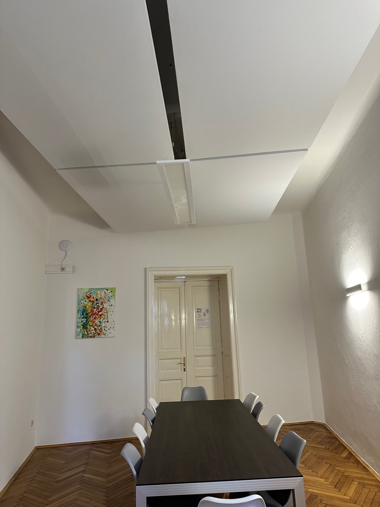 Deckensegel mit integrierter Beleuchtung – Psychologisches Zentrum Graz
