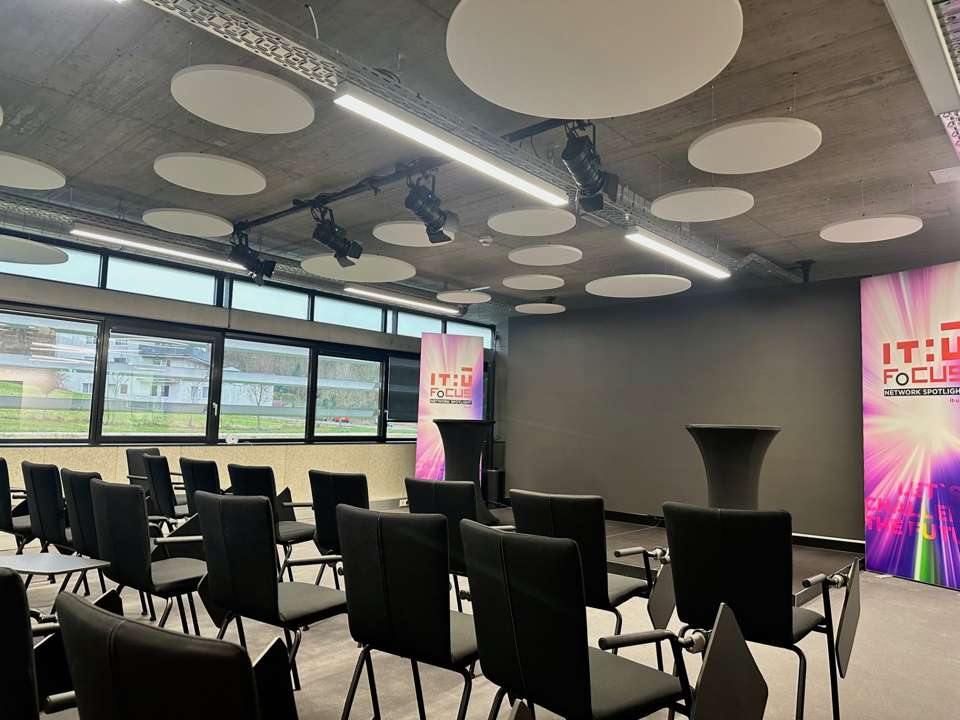 Runde Deckenabsorber im Veranstaltungsbereich – IT:U Linz
