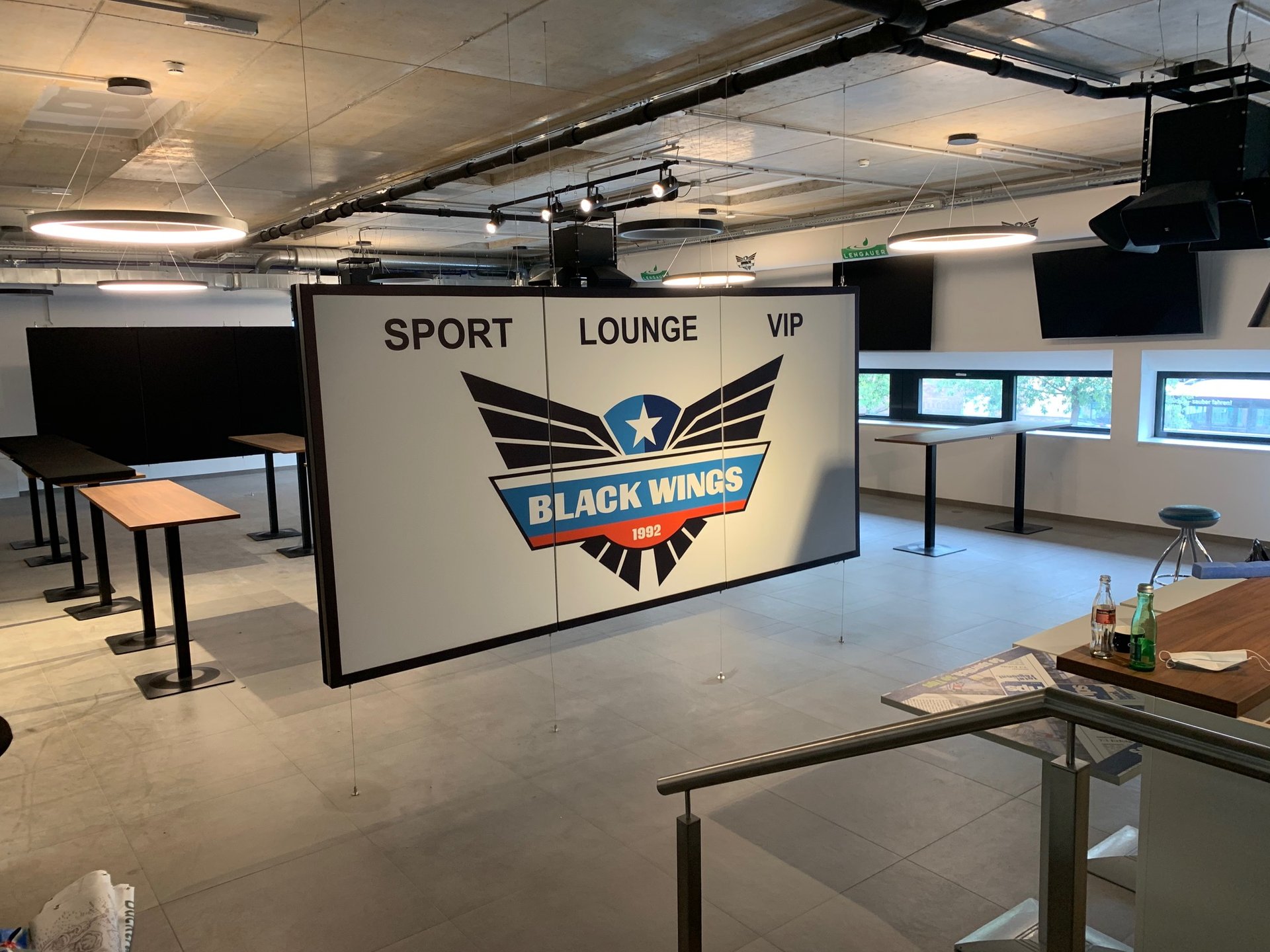 Bedruckte Akustikwand in der Sport-Lounge – Black Wings Linz