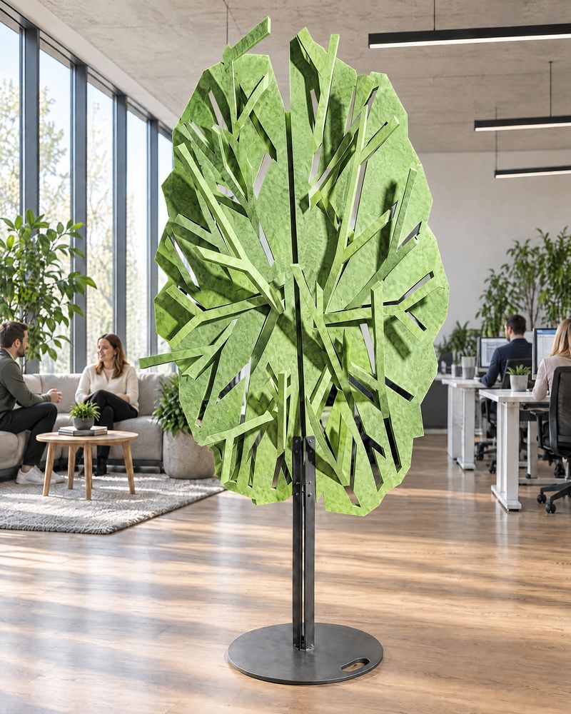 ThE TrEE als Baum: hohe grüne Filzkrone auf Stahlstamm, frei aufgestellt zwischen Lounge und Arbeitsplätzen
